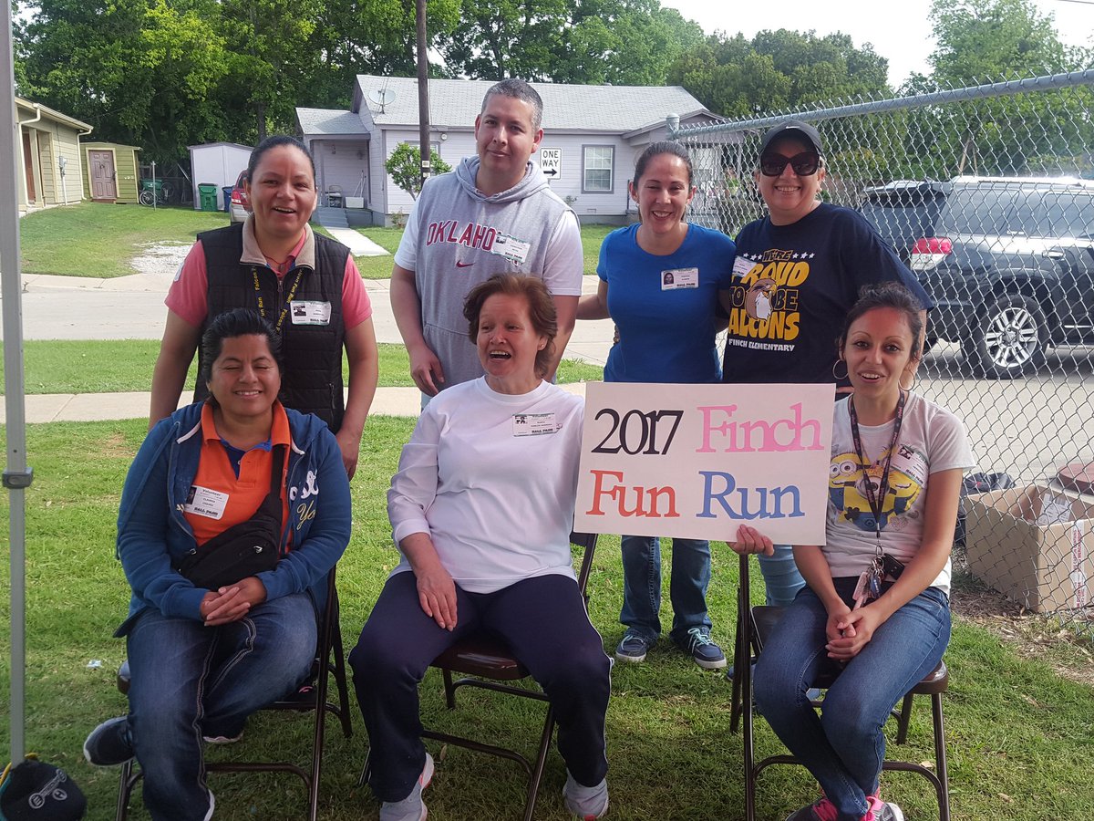 geaker10's tweet photo. Our wonderful parents helping with the Fun Run! @ErikaEchegaray @FinchFalcons1 @PamVoss2 #finchrocks https://t.co/R6peCJU5bh