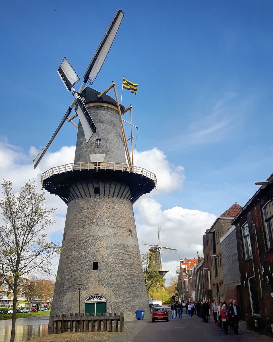 Branderij de Tweelingh van <a href="/NOTARISJenever/">NOTARIS  Jenever</a> bestaat 30 jaar. Daarom de vlag in top <a href="/molendevrijheid/">molen De Vrijheid Schiedam</a> #Schiedam