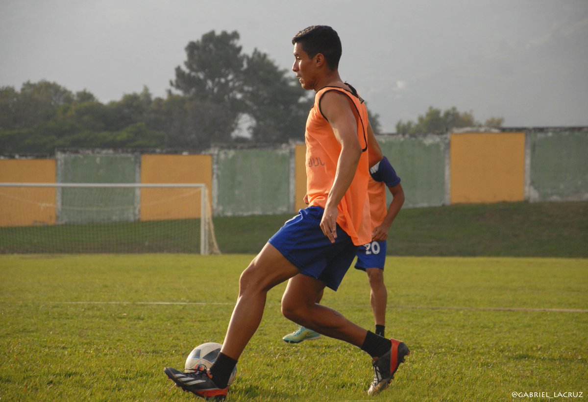 ULAFCOFICIAL's tweet photo. #Apertura2017🏆|Dylan Zerpa tuvo debut Goleador con el ULA FC|Link: https://t.co/3pHmXbUG5a | #VAMOSULAFC #ULITADEMIVIDA #AC2FutVe https://t.co/1xObYIqA4e