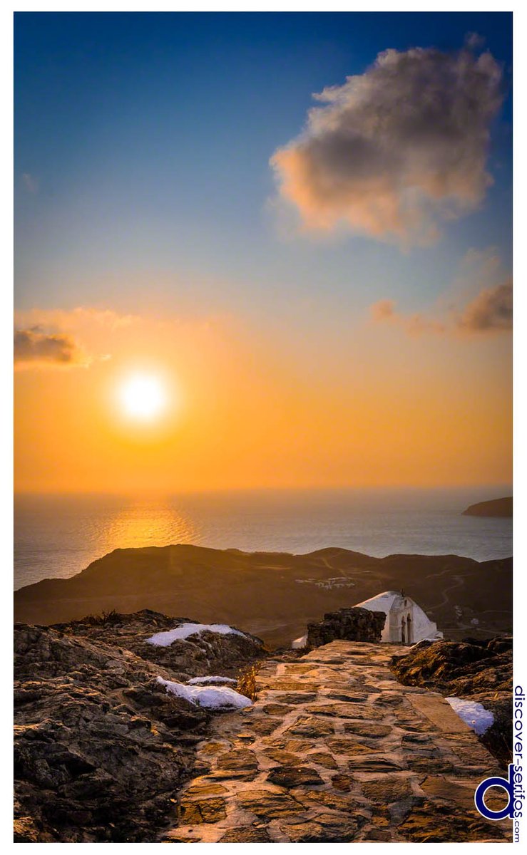 DiscoverSerifos's tweet photo. We don't think any words are enough to describe the view of the sunrise from the top of the Castle of Chora, #Serifos.. https://t.co/iIAdAI7KVe