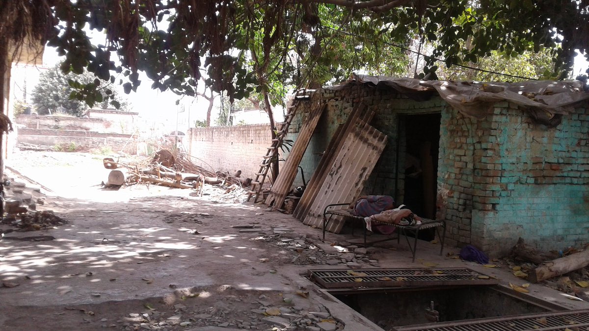 prabhat51120's tweet photo. Sir @RailMinIndia  @drmfzr this is an  unauthorised encroachment  in the RLY Resi.colony no.2 ASR. Opp. resi. SS/ASR near ASR rly. Stn.(1/2) https://t.co/FyUveHG2ZJ