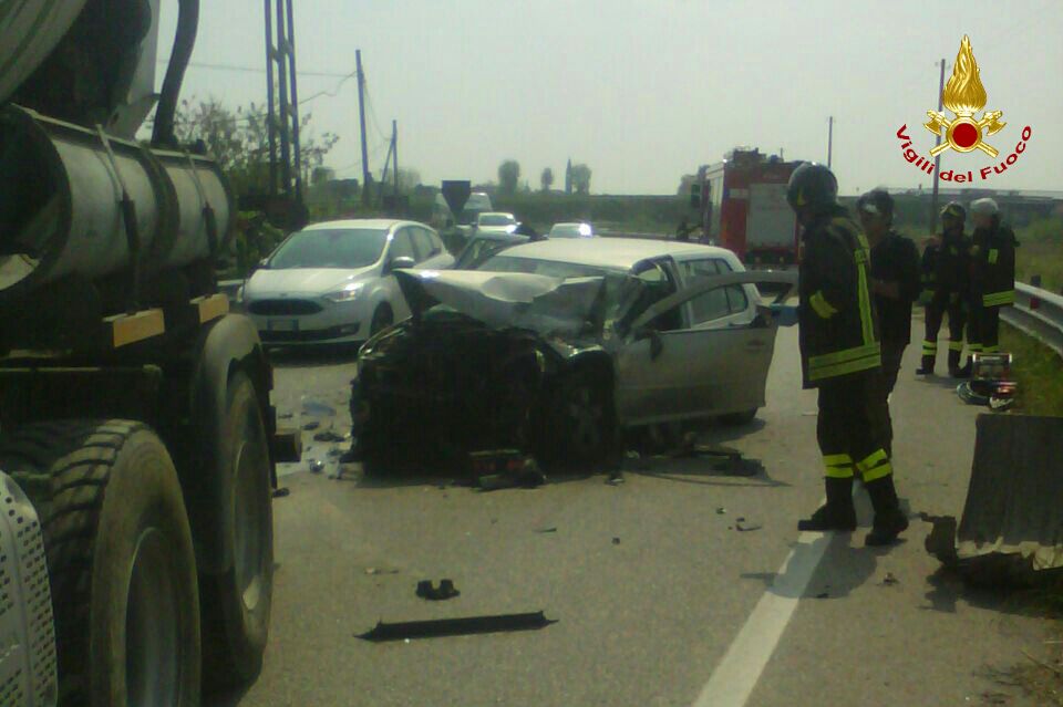 vvfveneto's tweet photo. 13apr13:50 scontro auto contro betoniera lungo la #SP41 a #Este: un ferito. Intervento #vigilidelfuoco @suem_veneto  @emergenzavvf https://t.co/C6KrWdsx3w