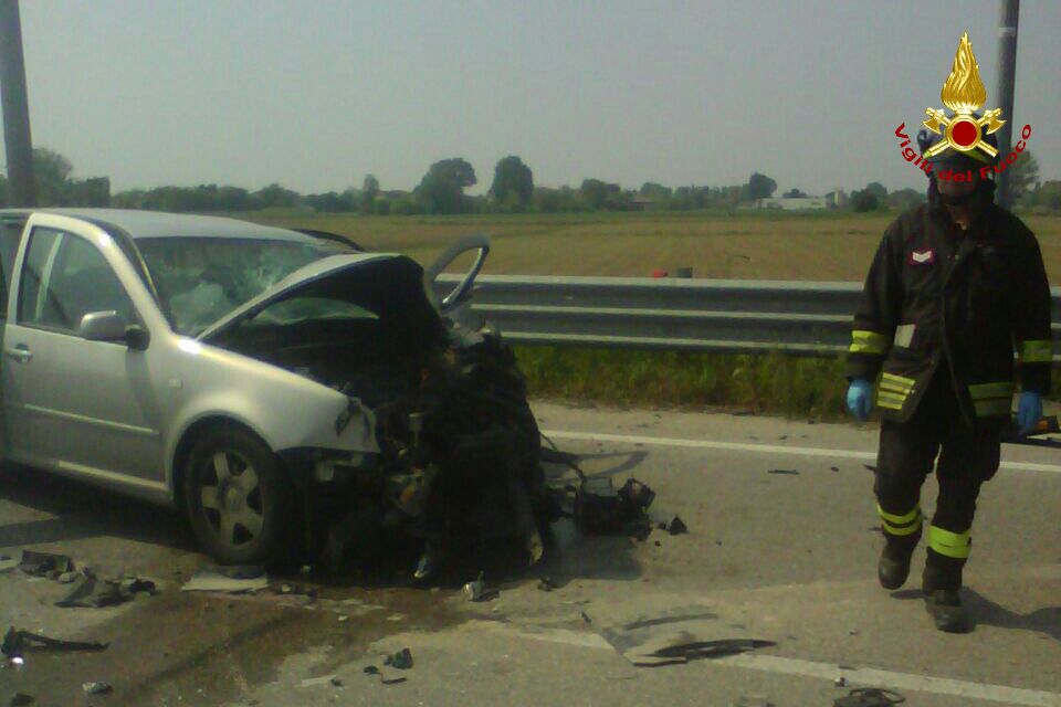 vvfveneto's tweet photo. 13apr13:50 scontro auto contro betoniera lungo la #SP41 a #Este: un ferito. Intervento #vigilidelfuoco @suem_veneto  @emergenzavvf https://t.co/C6KrWdsx3w