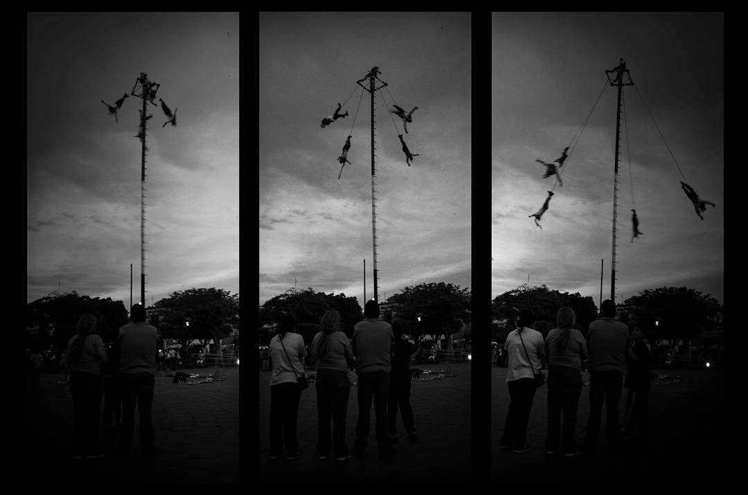 Antrezlmtz's tweet photo. Voladores de papantla #byantrez #mexico #cultura #tradición #FOTO  #fotografia #mexicanphotographer #photooftheday #folklorethursday https://t.co/dG38pfPRIv