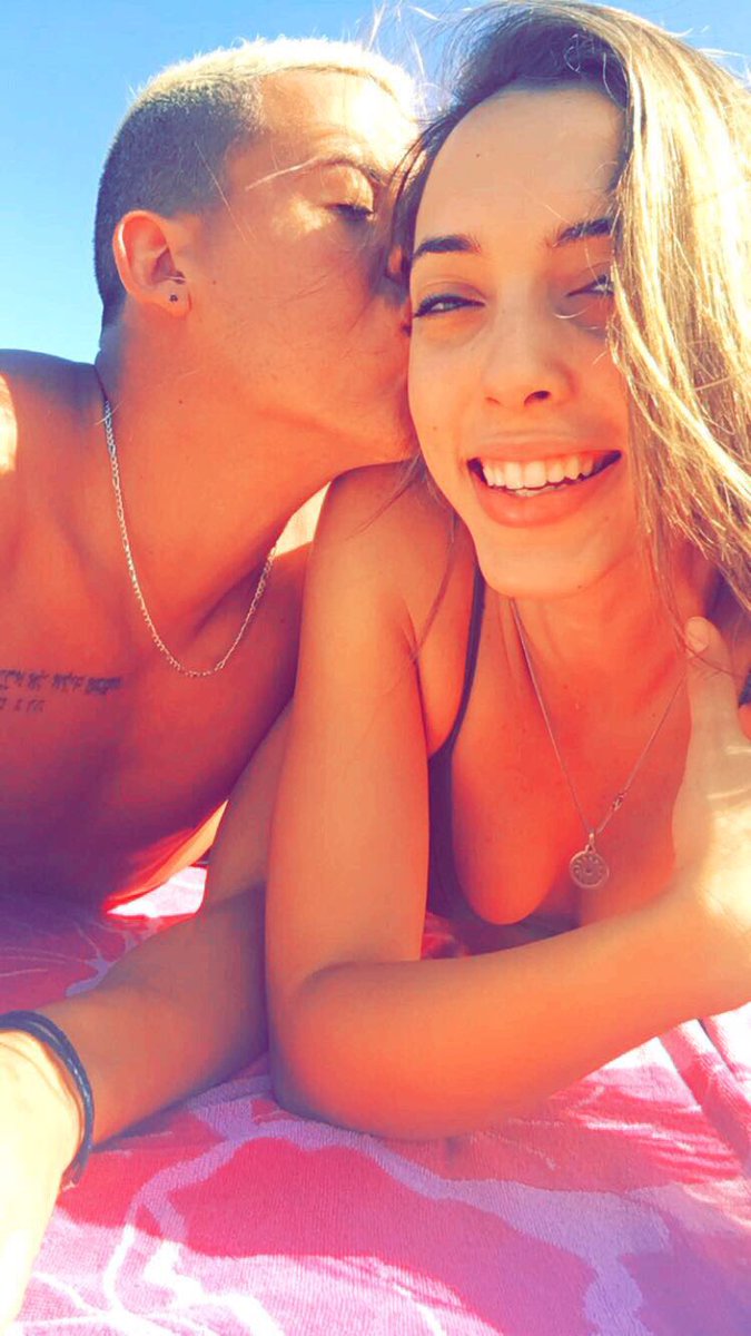 avsanchez1's tweet photo. Happy 1st Month ...🌚weno... JAJAJAJAJ! Te amo goldo tetón! Gracias por las paveras diarias y enamorarme cada día mas y mas! ❤️ https://t.co/5AUtsKXG9b