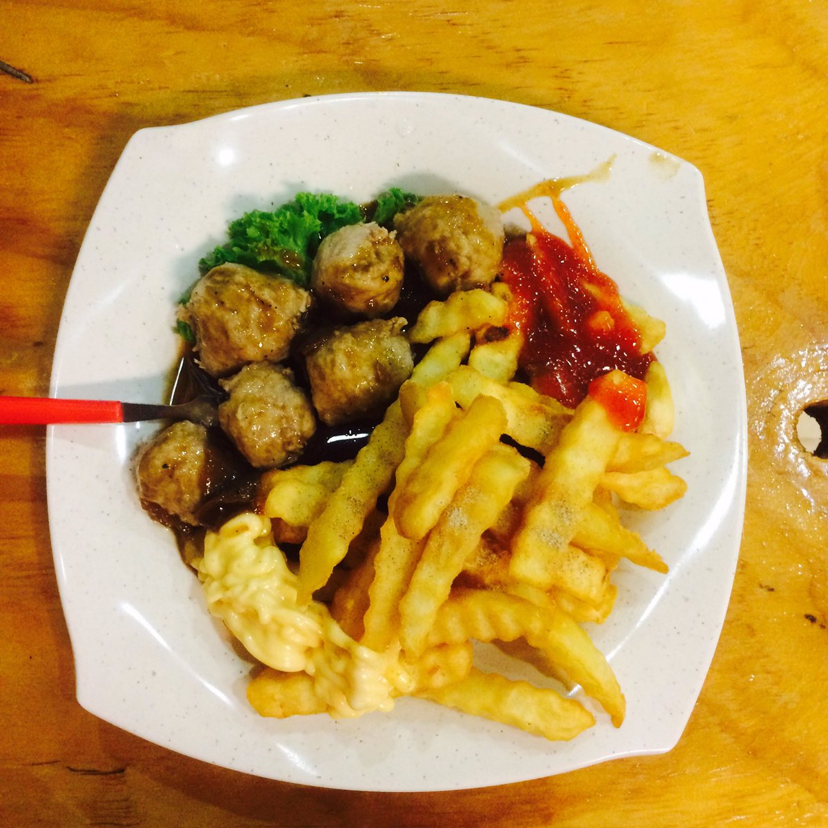 twtkualaslim's tweet photo. Moh ler try makan kt snie GH CORNER, BEHRANG 2020. Ais lemon teh dye perghhh nice gler. Murah plak tu #ghcorner #behrang2020 https://t.co/HjRPomDFvS