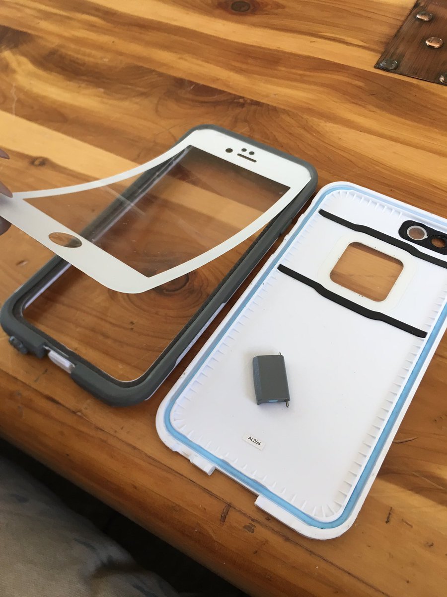 KALE_chips's tweet photo. @LifeProof I don't think this is supposed to happen 🤔 https://t.co/iV5v25PA3j