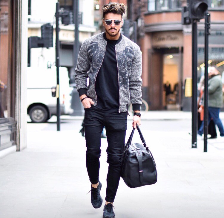 That effortless style from model <a href="/rowanrowrowan/">Rowan Row</a> with our black 55 leather holdall ✔️ Shop the look at vascularwear.com/product/black-…