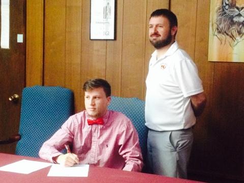 harmon923's tweet photo. Dreams do come true! #signingday 🐯 https://t.co/x6olqzkEp8