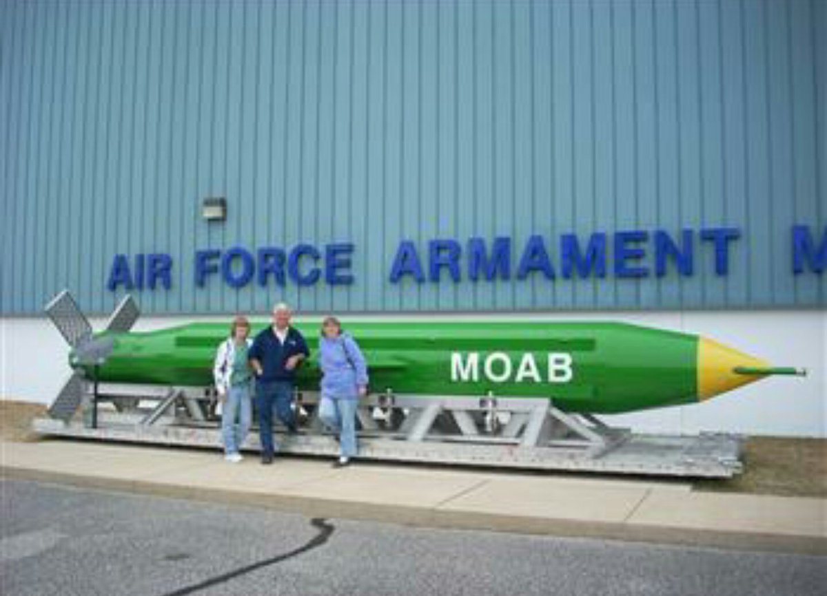 Esta sería la #MOAB (Mother Of All Bombs) arrojada por EE.UU al este de Afganistán.