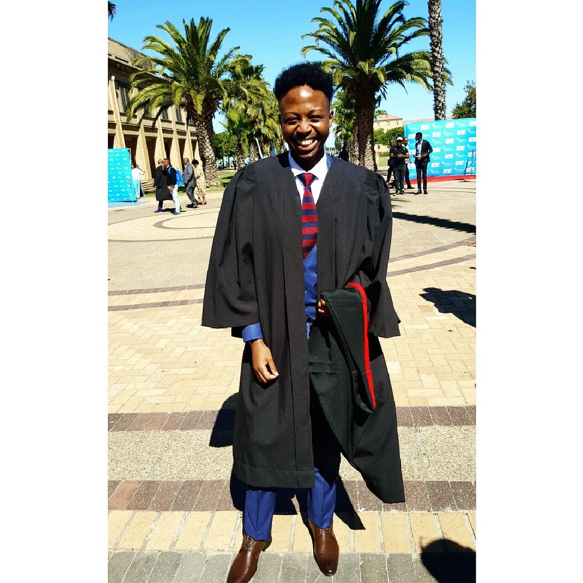 y_mbarain's tweet photo. #AutumnGraduation #Graduate #PRManagement 🎓🎓🎓👑💖😎 https://t.co/ciNgNNfpTB