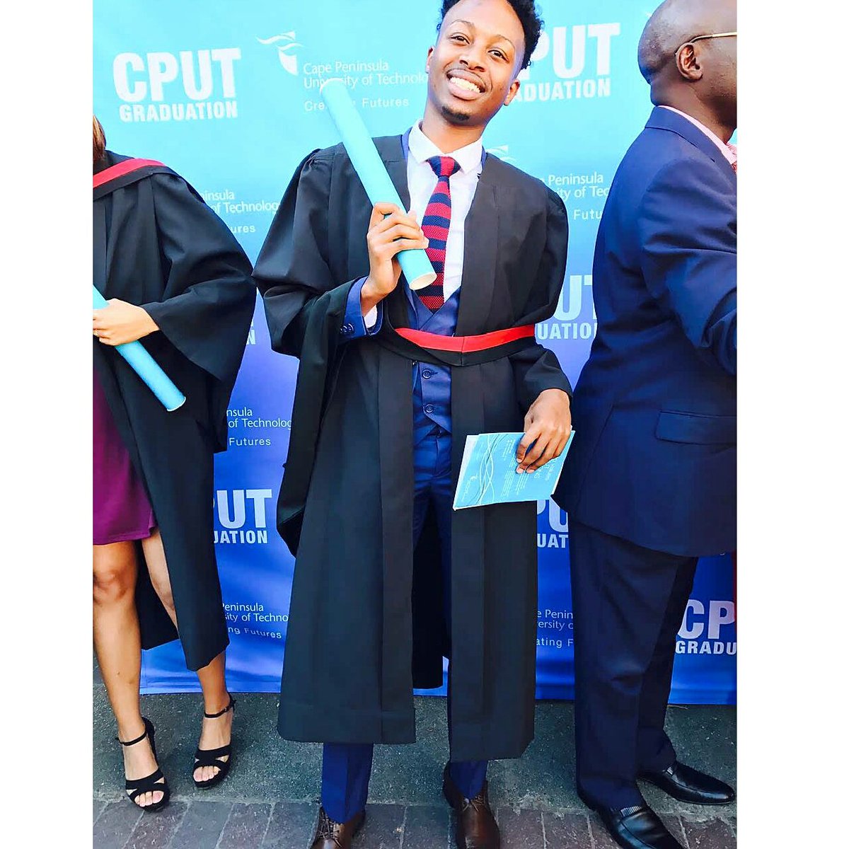y_mbarain's tweet photo. #Graduate #AutumnGraduation #PRManagement #Grateful 😎🎓🎓🎓🎓👑💖🦄 https://t.co/M09JpSCtU6