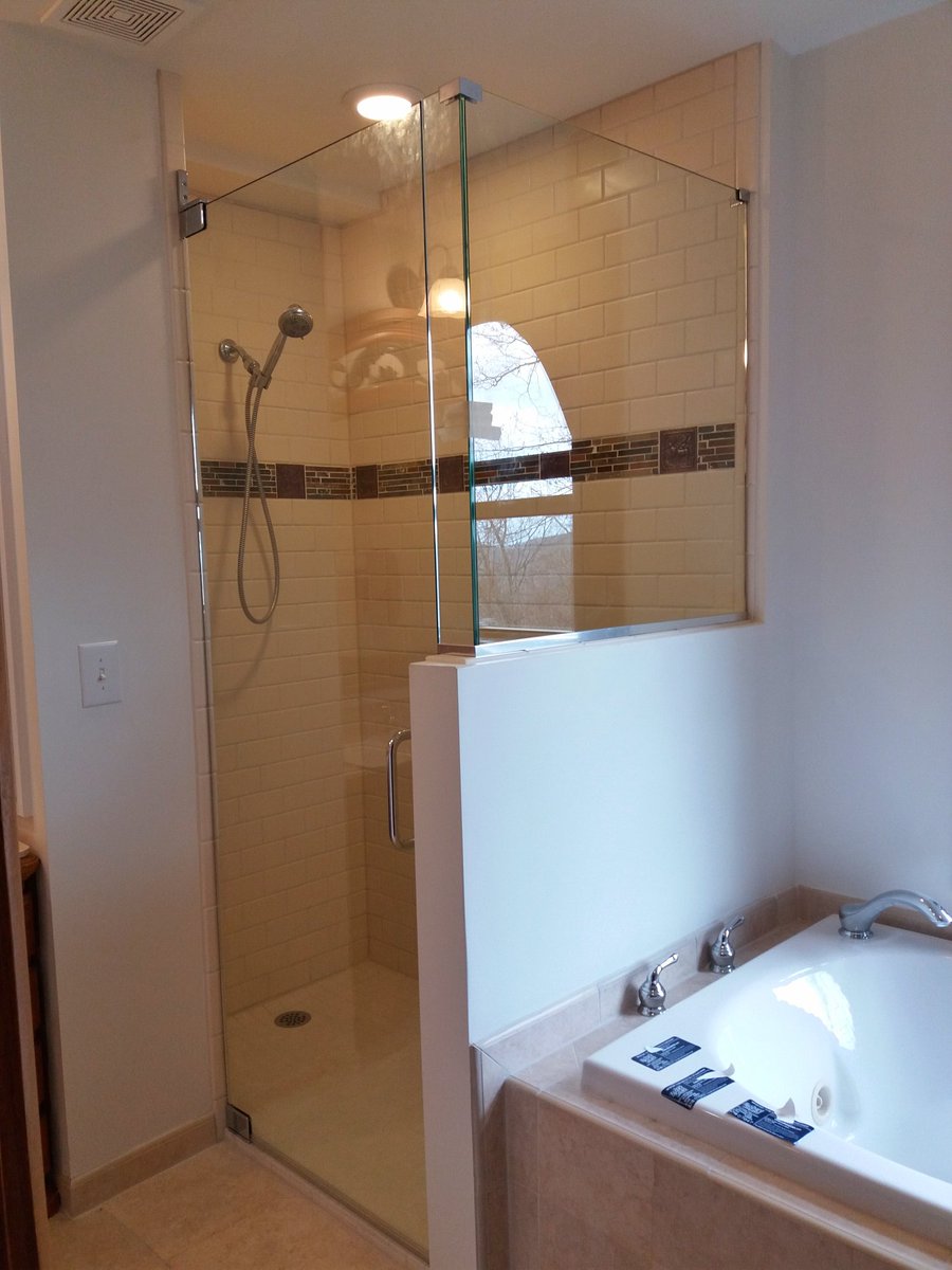 BTglass1960's tweet photo. Clean look! #brittandtilsonglass #asheville #showerenclosure #framelessshower #headerless #noheader #pivotdoor #headerlesspivot #frameless https://t.co/jDtT4zOqFT