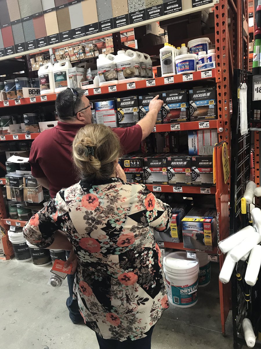 THD_SamiJo's tweet photo. DSM @gobobbyo helping #Team580 take care of customers in the paint department. @BordelonAaron @TuttleLouis https://t.co/GtqX5iGPOk