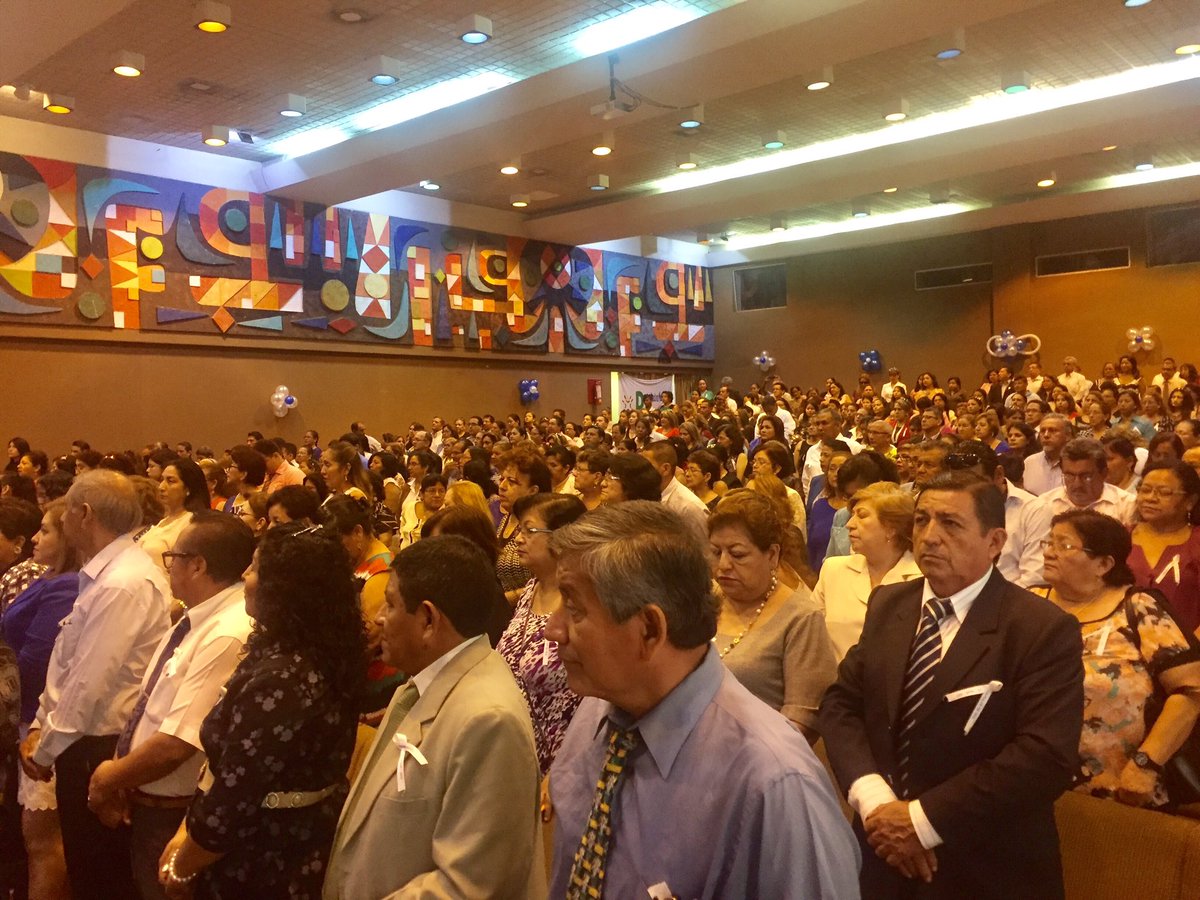 Festejando el día del Maestro @RedMaestrxsZon8 en la entrega de reconocimientos por esta noble y dedicada labor <a href="/GomezlRichard/">Richard Gomez</a> 👏🏼