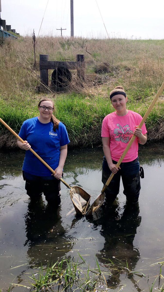 thebluebirdgirl's tweet photo. Future vet tech & criminology majors hard at work in the stream! โ๏ธ๐พ๐ #ecology #ecologylab #science #womeninSTEM #brilliantwomen #CCC https://t.co/UgescoEa1H