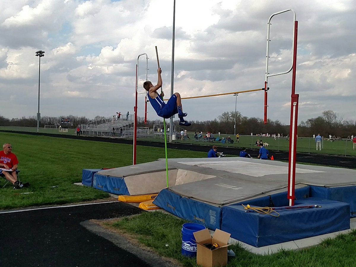 mfhstrack's tweet image. Clearing his first jump RIGHT after a photo finish in the 110hurdles  @Njholty