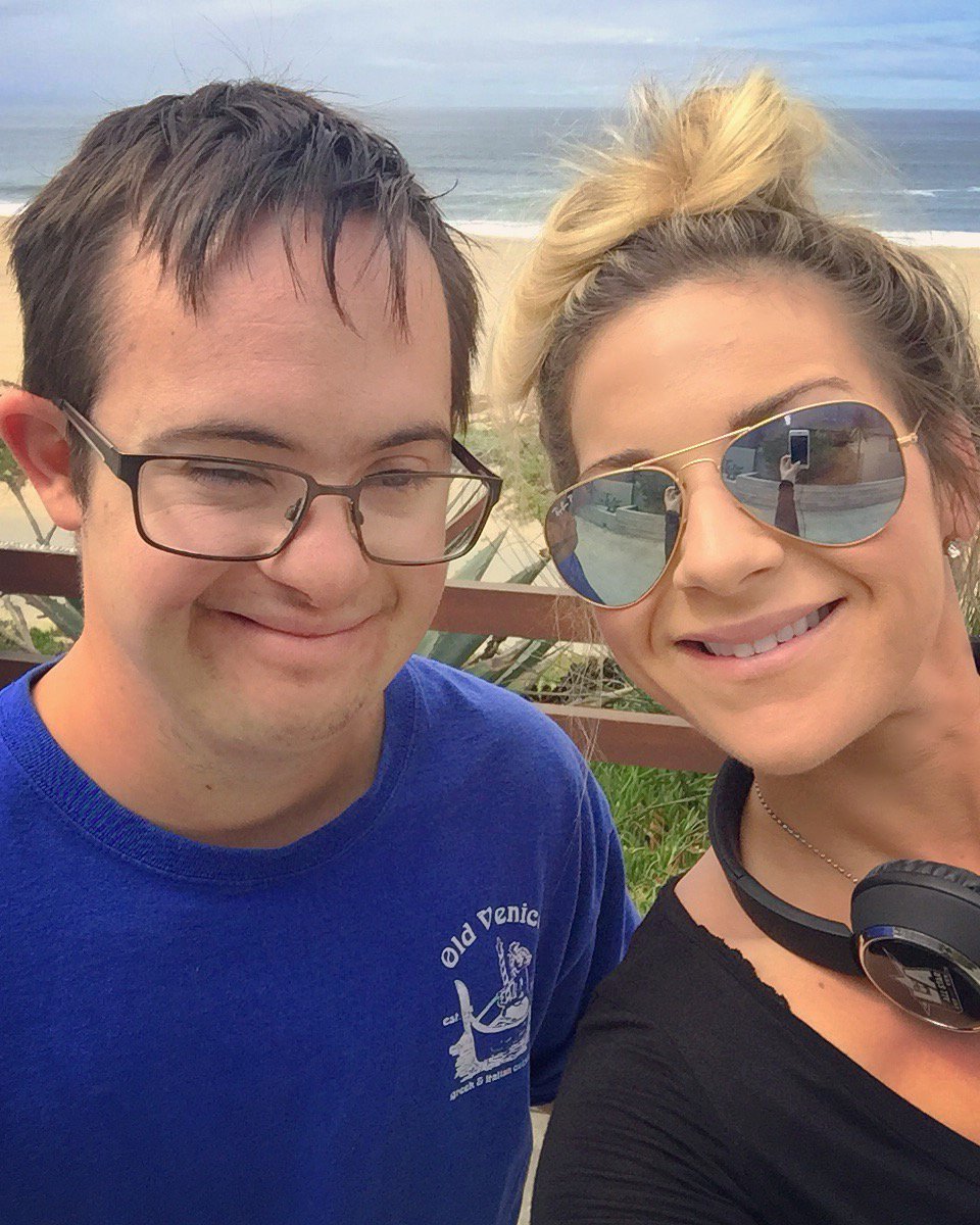 MissPatrioticUS's tweet photo. Beach run fun! Look who I ran into! โค #chrissutter #lakings https://t.co/dGzXuVRdWG