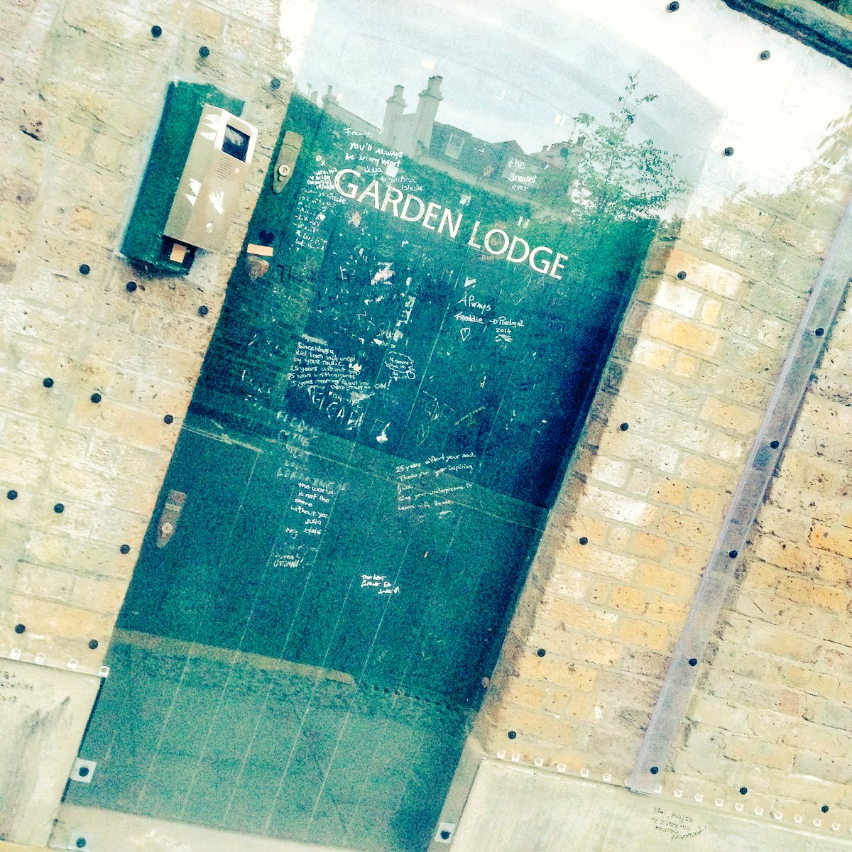 GabbyBraca's tweet photo. Mary had to cover the door because some twats were damaging the property #FreddieMercury #LoganPlace #London #Respect #FavouritePlace https://t.co/fIRqdiP3M4