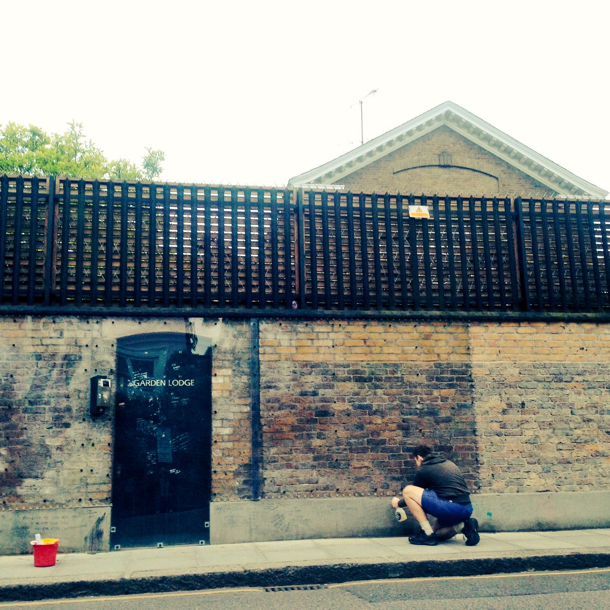 GabbyBraca's tweet photo. Mary had to cover the door because some twats were damaging the property #FreddieMercury #LoganPlace #London #Respect #FavouritePlace https://t.co/fIRqdiP3M4