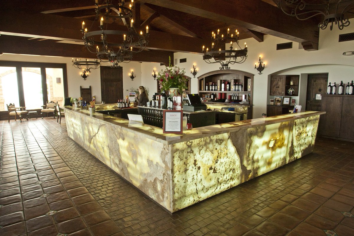 primeescap's tweet photo. This is how you make a bar #findyourmuse Daou Vineyards in Paso Robles #bardesign #getmeanythingontherocks https://t.co/jaBs43wtNa
