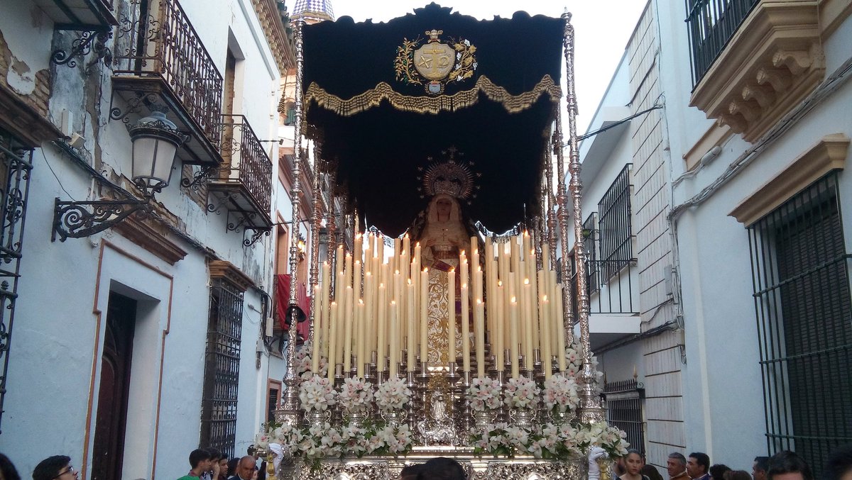 Condavision's tweet photo. Así luce la Virgen de La Esperanza por las calles de #Bollullos #sscondado17 https://t.co/YjS12dbeG8