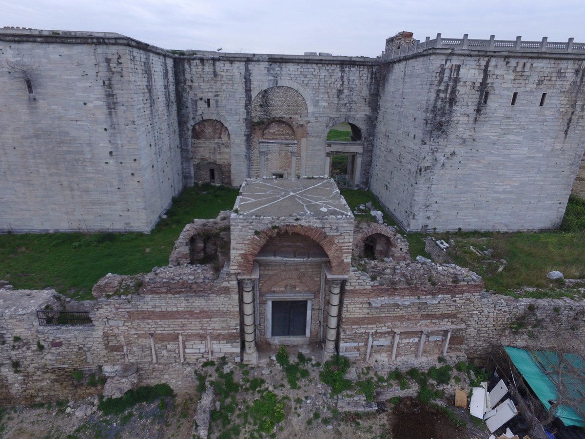 Altın Kapı, Porta Auera, Krisai
Pilai... Bizans İmparatorlarının zafer alayı başında şehre giriş yaptıkları ana tören kapısı, Yedikule.