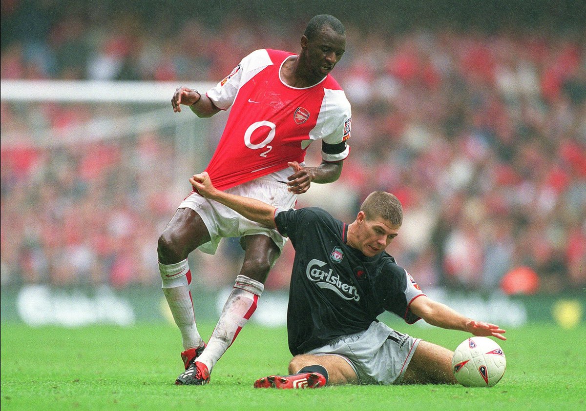 Vieira del Arsenal contra Gerard del Livepool en la Community Shield del 2002.