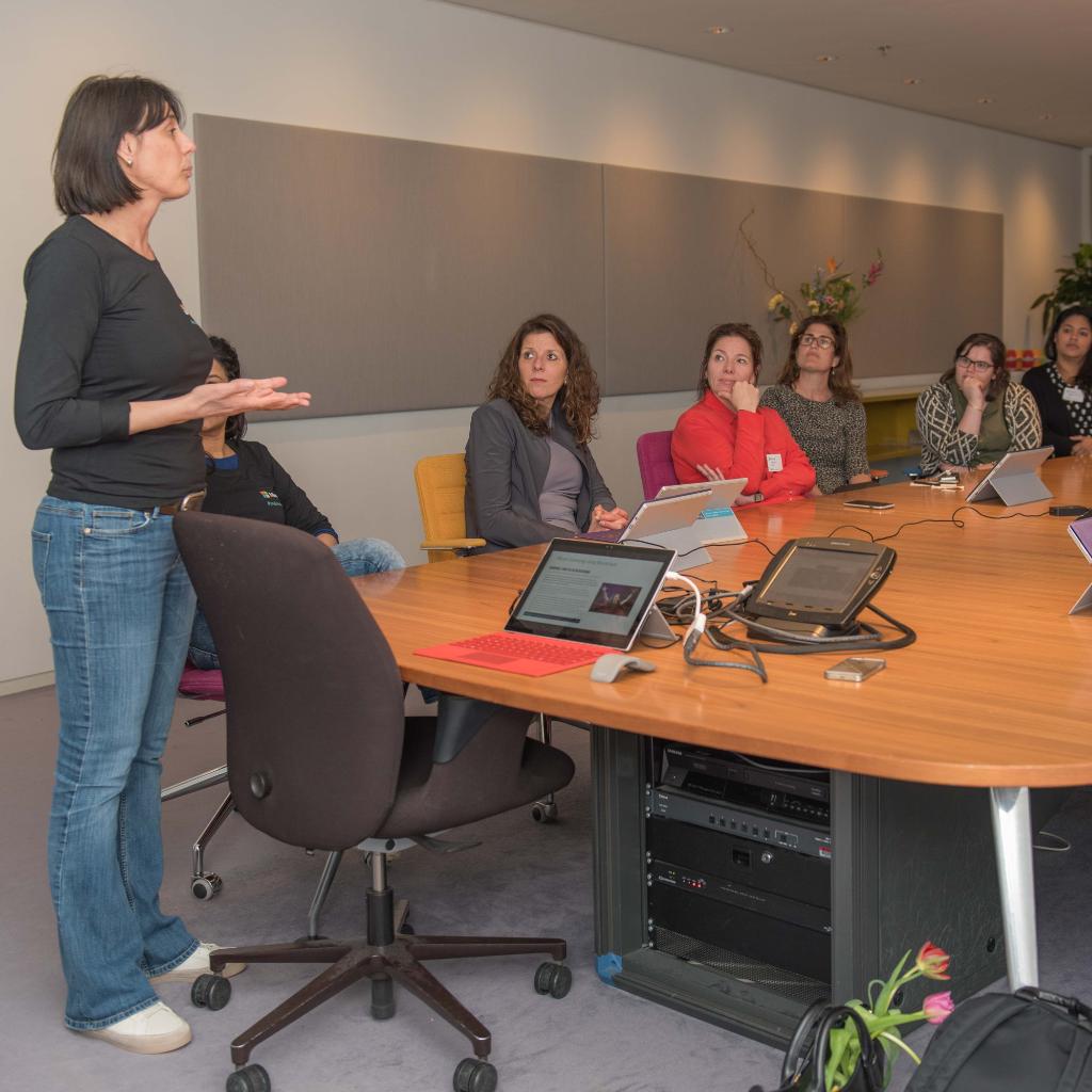 microsoftnl's tweet photo. Wat een topavond met de #DigiLadies van @Techionista! Gave workshops over Heartmath, blockchain en nog meer! #MakeWhatsNext #Girlsday2017 https://t.co/vJHN2hmxxt