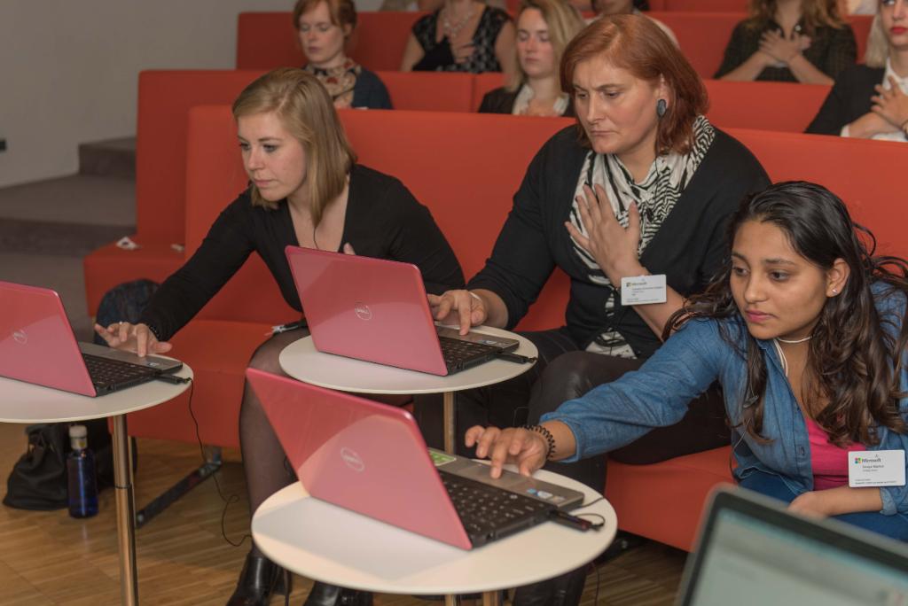 microsoftnl's tweet photo. Wat een topavond met de #DigiLadies van @Techionista! Gave workshops over Heartmath, blockchain en nog meer! #MakeWhatsNext #Girlsday2017 https://t.co/vJHN2hmxxt