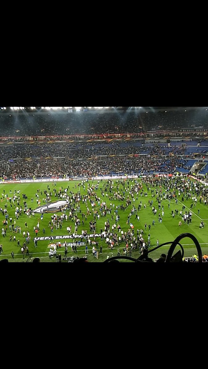 tarco06's tweet photo. #OLBES je pense que y'a hors jeu Mais j attend le replay quand même https://t.co/ZnnPildn4Q