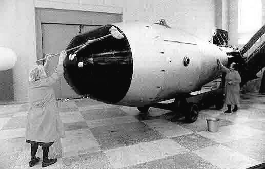 Breve_Notas's tweet photo. Hoy,1937: EEUU lanza sobre Kazharbaijan la bomba predecesora de la GBU-43, conocida entonces como "La abuela de todas las bombas"#BREVENOTAS https://t.co/vZEsWMZf5Y