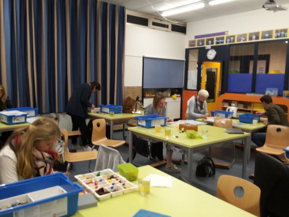 <a href="/CBRBN/">CBS Regenboog</a> tijdens de teamontmoeting aan de slag met Lego ♡