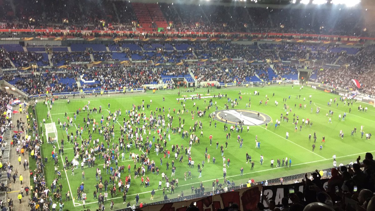 ImagenBeisbol's tweet image. El juego del @OL vs @Besiktas está retrasado debido a la invasión de aficionados a la cancha.