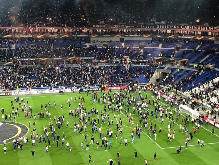 ESPNmx's tweet image. 🚨 #AlertaESPN 🚨

La violencia se vuelve a apoderar del futbol Europeo. Aficionados de @OL y @Besiktas llegan a los golpes en #UELxESPN