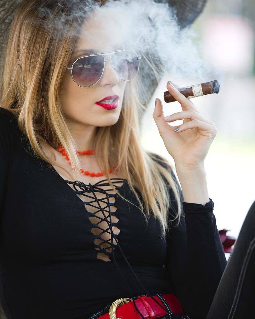 Since I'm an alpha female , it's only appropriate I smoke an #Alpha cigar :) this is great. It's infused with absi… ift.tt/2pbHnO4