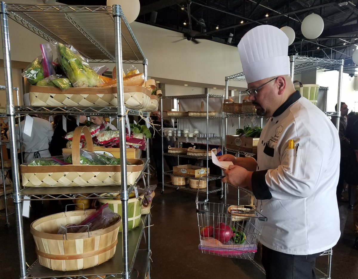MeganAJacob's tweet photo. Chefs scramble to pick ingredients to make frugal feasts for 4 @ the @bswhealth @DiabetesDallas #chefcookoff @ @trinitygroves https://t.co/l1A6u0TsKx