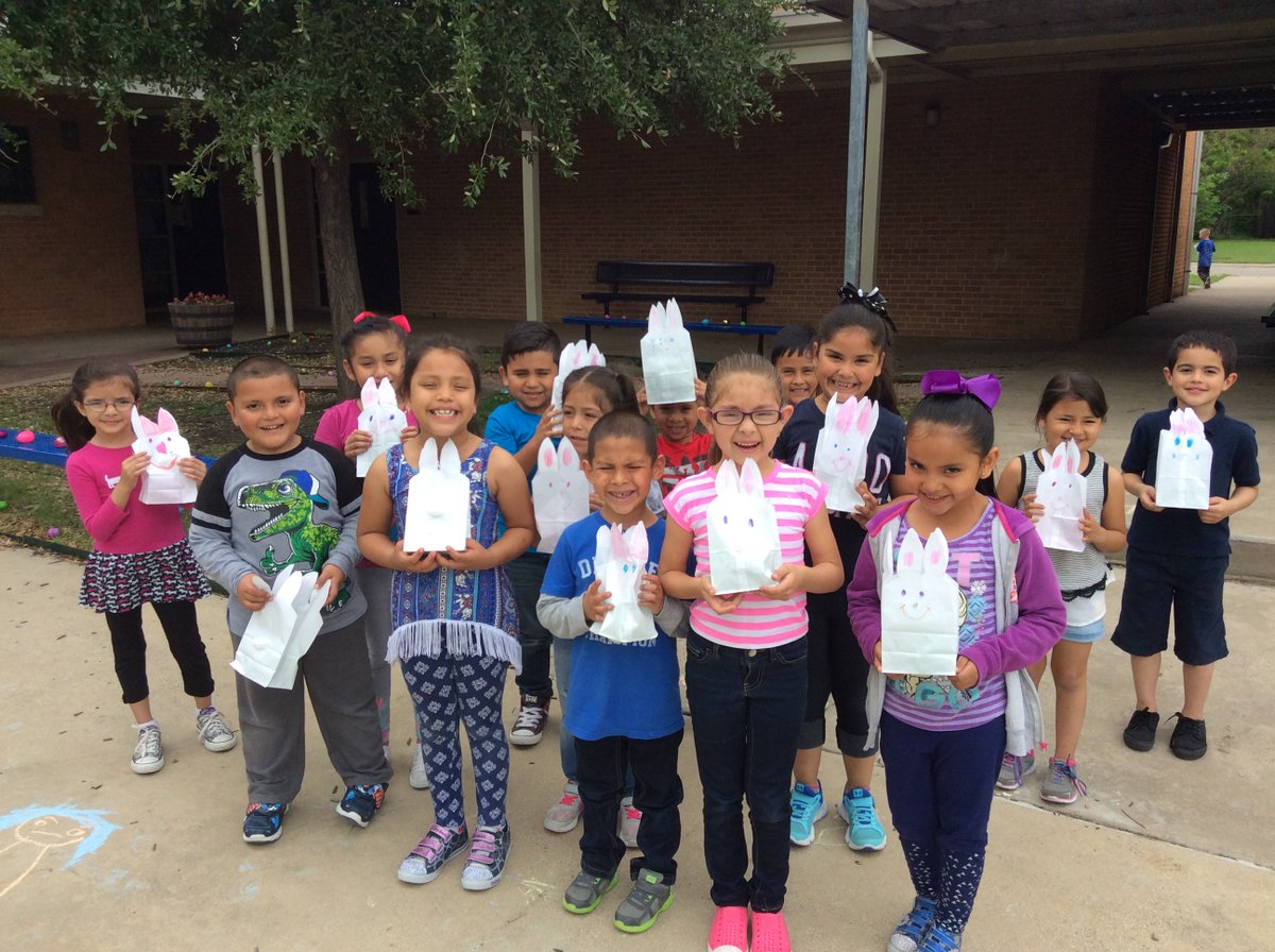 teachtolearnK's tweet photo. DES kinder students have an "EGGCITING" day!!  First time for some of our friends to dye eggs. Great learning and great fun!!  #deslearning https://t.co/ON4QpmWeSo