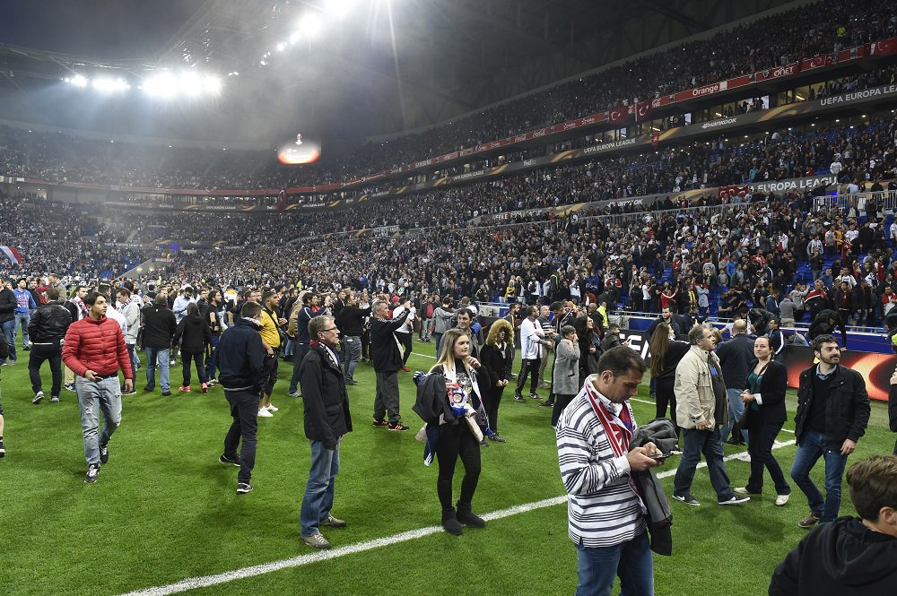 ici_officiel's tweet photo. Ligue Europa : violents incidents avant le match OL-Besiktas, la pelouse du parc OL envahie par des supporters
https://t.co/SiSIvsdw0r https://t.co/sVqB099gL2