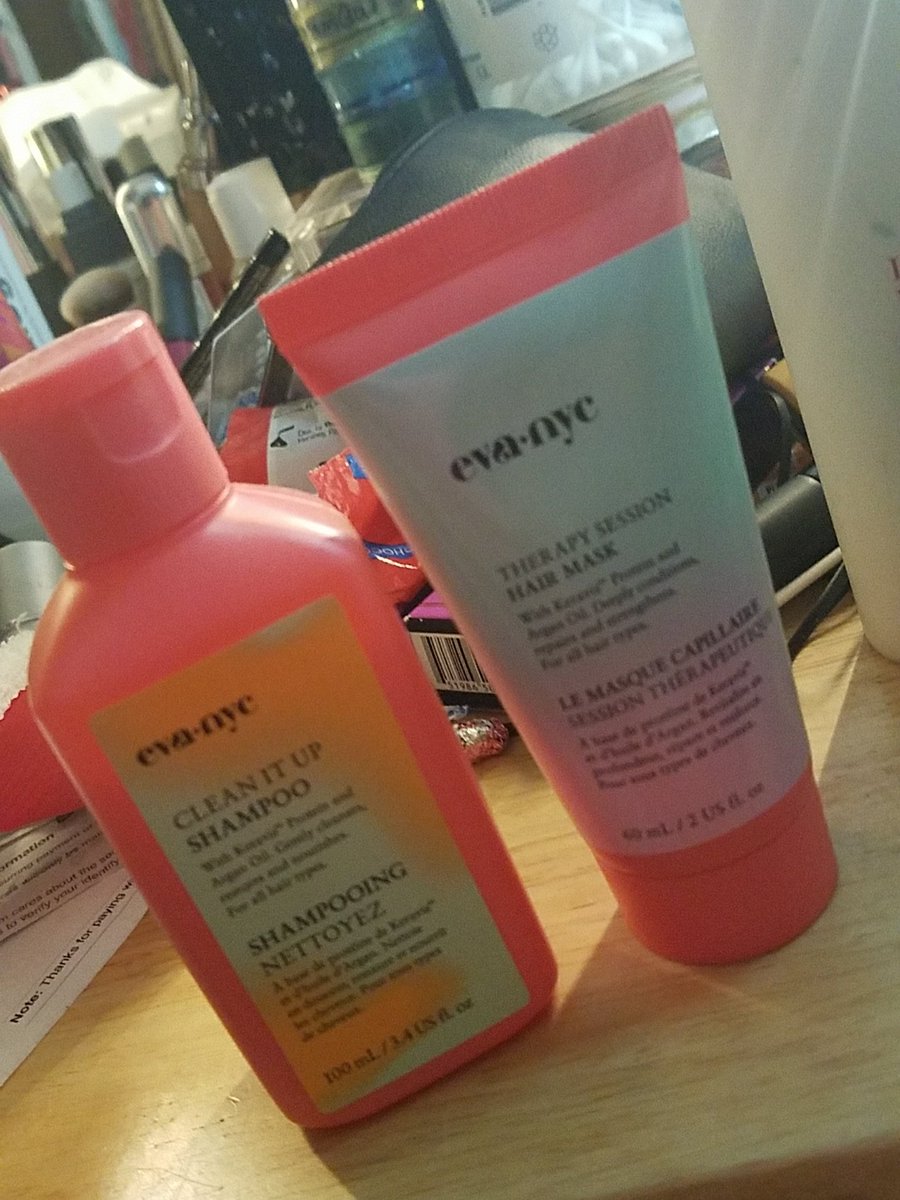Kendra_Stackz's tweet photo. The colors! RT @LezetteMua: @InfluensterVox @evahairnyc #CharmVoxBox #Contest #Influenster #EvaNye bye bye dry https://t.co/AilZJMHk2z