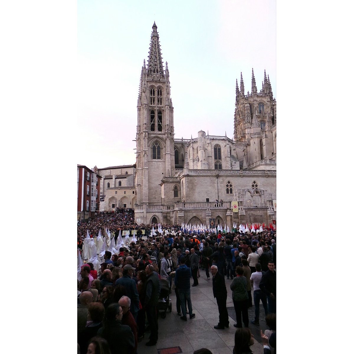 CoquelicotFlor's tweet photo. Momentos previos al encuentro de La Dolorosa y El Nazareno. Emoción contenida en una plaza abarrotada #JuevesSanto #SemanaSanta en #Burgos https://t.co/hvoe5Cn6Zi