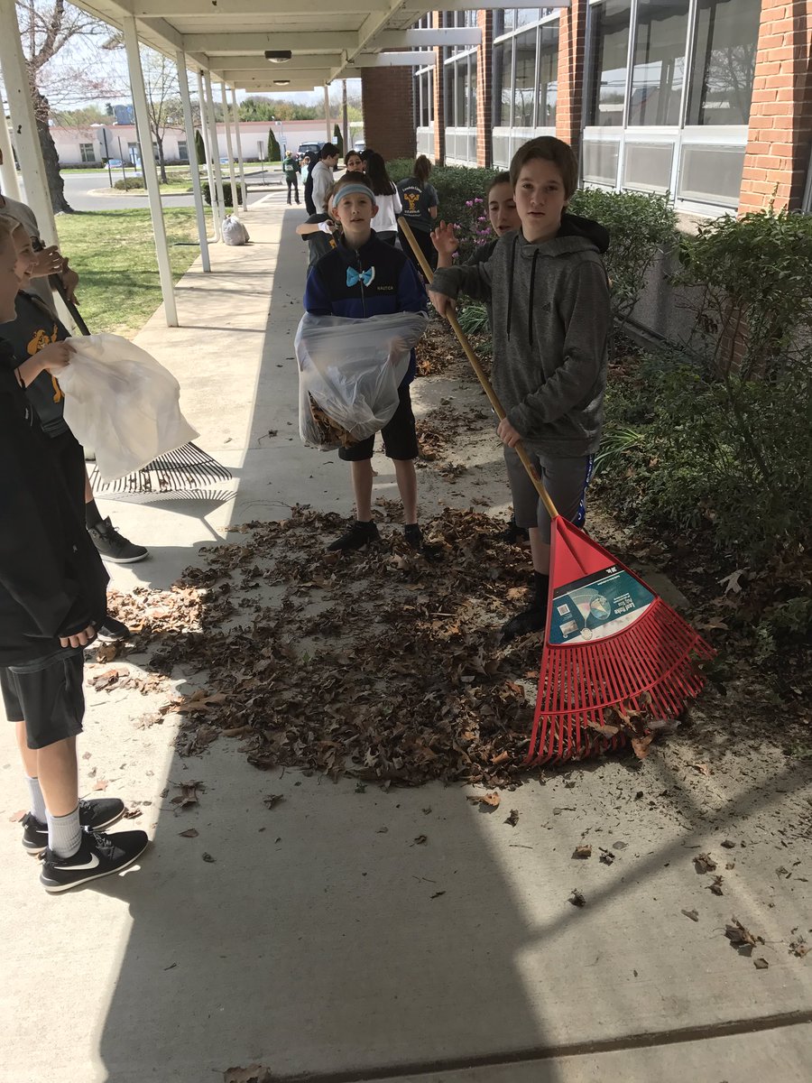 team_7a's tweet photo. Planting flowers and picking up litter in honor of Earth Day! @WendyDeVicaris @AmyRashAP @amyatz718 @SwimDHSBears https://t.co/CdHgkS78xv