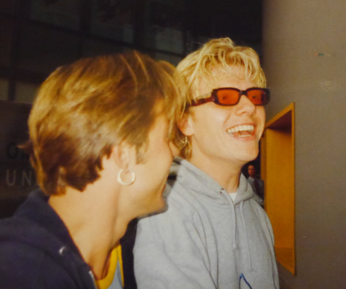 Aida_De_Kr's tweet photo. #TBT Bunte Brillengläser und so :) #HoppOranje 🤣#caughtintheact #90es #90er #bastiaanragas https://t.co/4dsHw2InKI