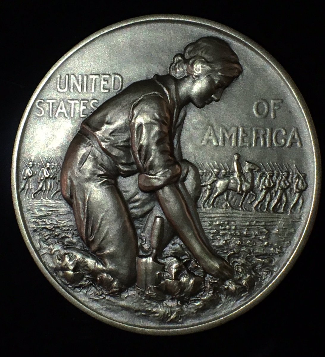 amhistorymuseum's tweet photo. People during #WorldWar1 and 2 started gardens to reduce pressure on public food supply. This is a commemorative medal. 🌱#HistoryAfterHours https://t.co/tBa55GWxLc