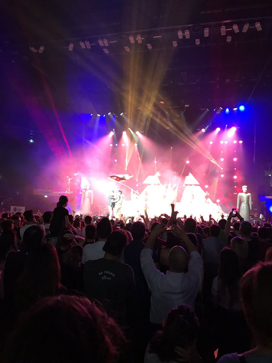Gufissi79's tweet photo. #JaxeFedez il momento più alto del concerto... sicuramente più alto (dì altezza) di Fedez😂😂😂@Dania853 @skippo77 https://t.co/QgFoYZHwrQ