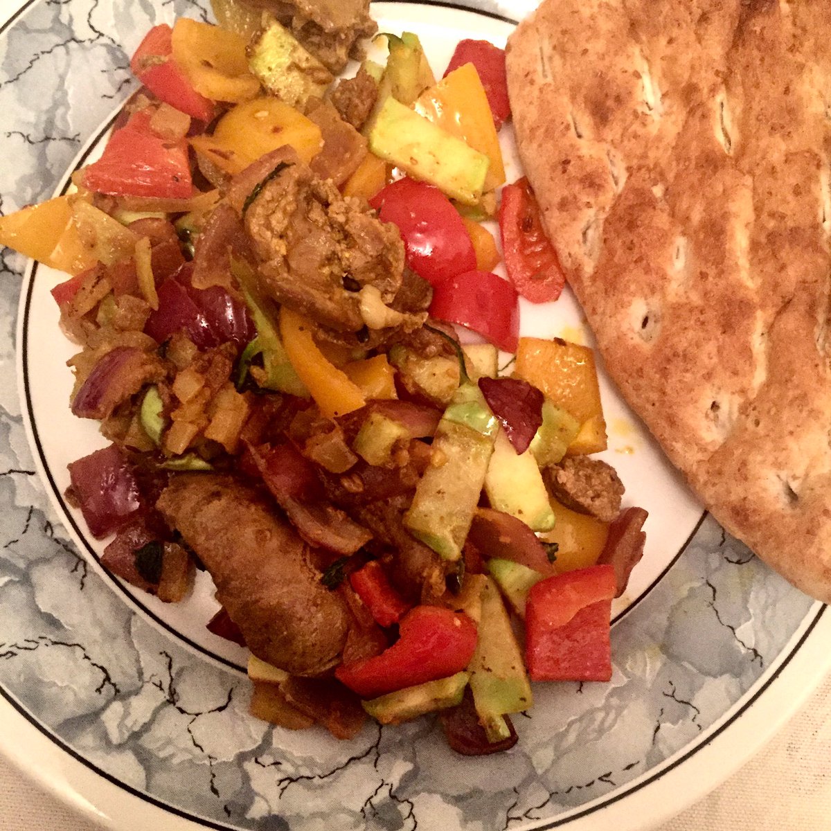 #weekdaymeal #chickenliver #spicyliver cooked in yoghurt,spices #fenugreek and garlic with #stirfry #peppers #flatbread #EasterWeekend 🥘🐣❤