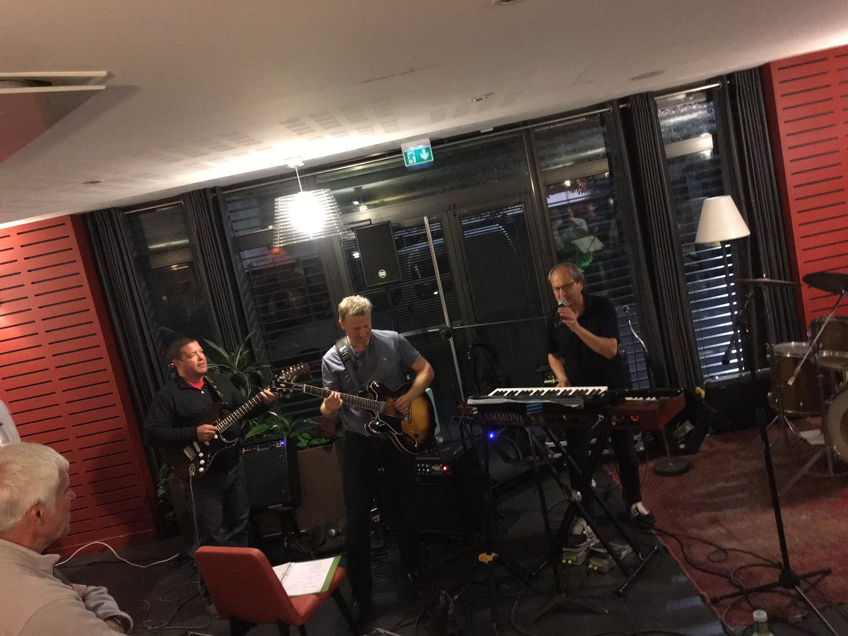 TerredeVins's tweet photo. Dernière (super) soirée pour #dvr2017 : les Grapeful Dead sont toujours à l'animation musicale. https://t.co/xNn5MjYWOC
