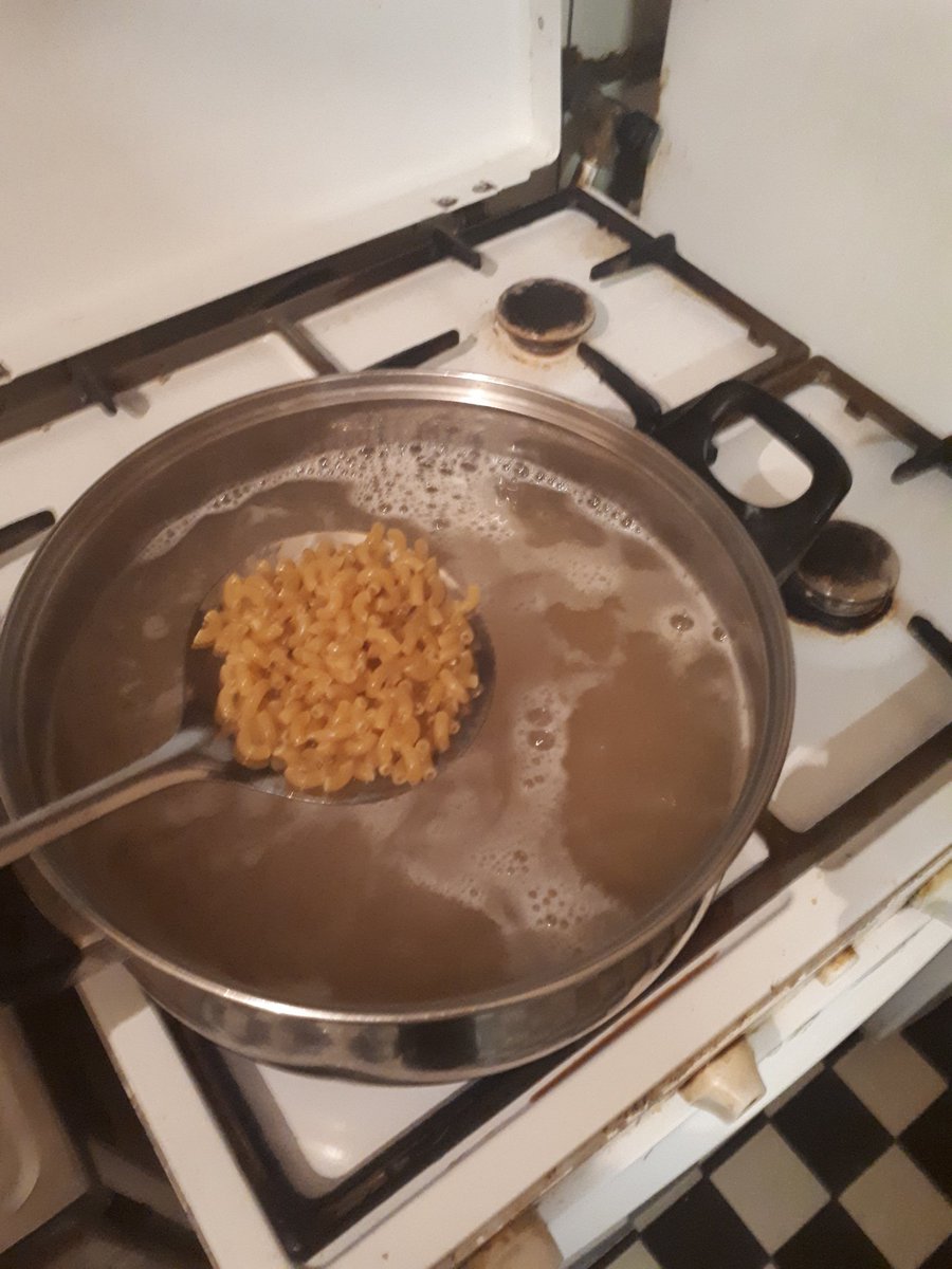 nu nog even lekker macaroni koken met lekkere ketchup van heinz de enige echte