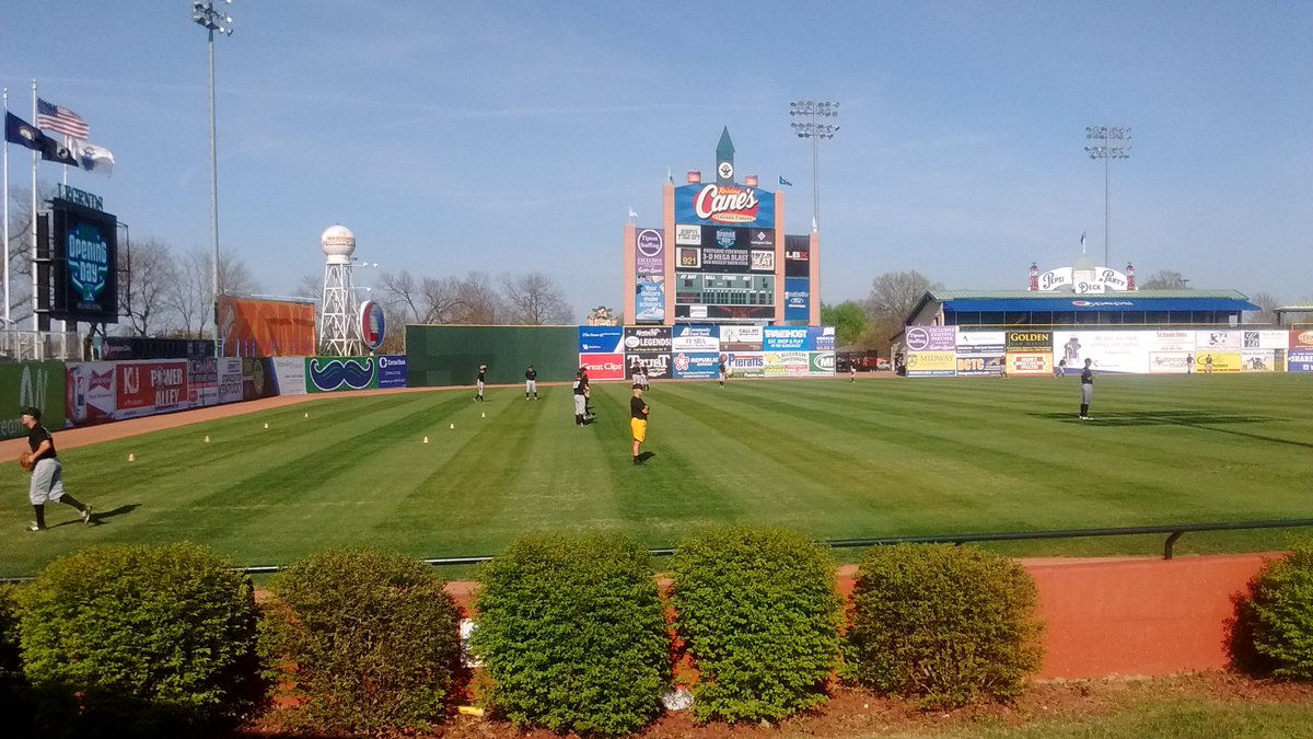 BSHSAOIT's tweet photo. The players are warming up for #OpeningDay it's going to be a beautiful day @LexingtonLegend #bshstakeover #BaseBall https://t.co/YogEEA3Qz2