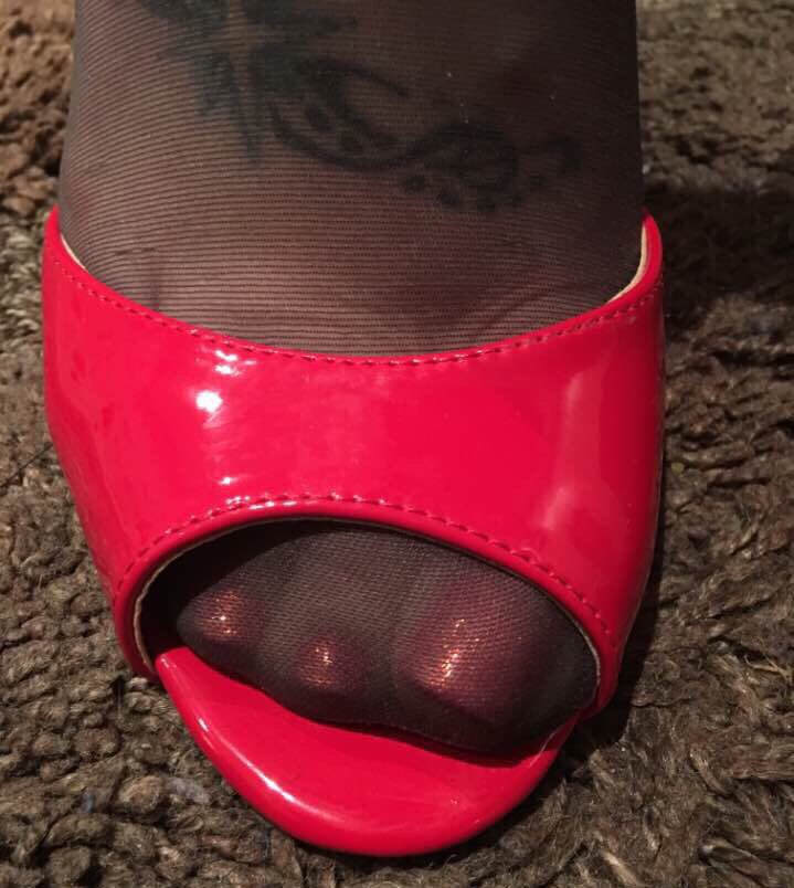 CarmensFeetFans's tweet photo. @lady_nylons @randommoronflms ... As requested #MoreMules ... Enjoy! 😉 https://t.co/MW1AqLRd6y